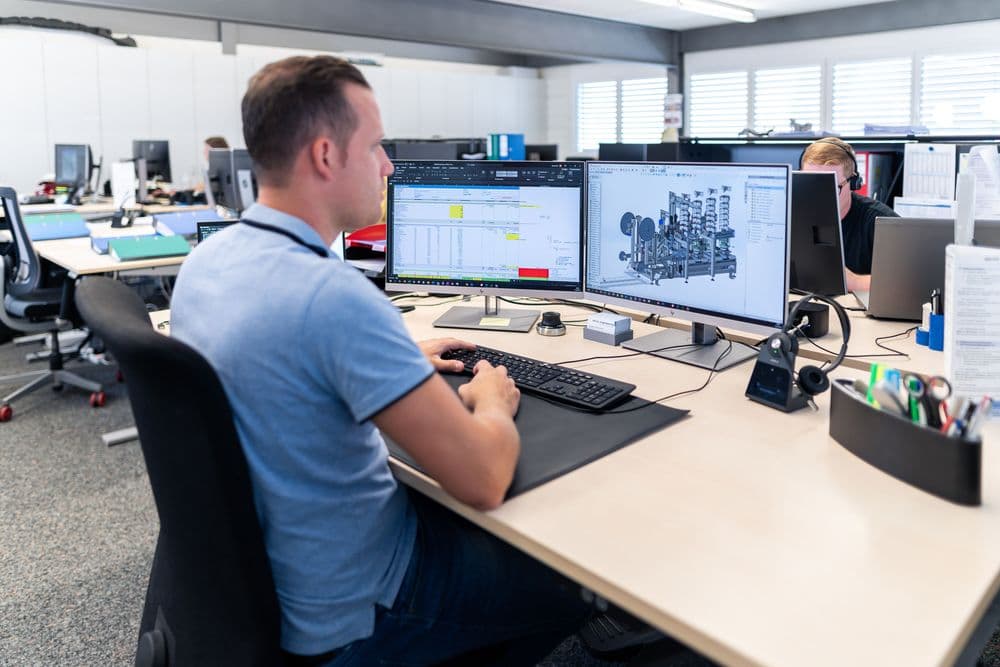 arbeitssituationen-aerne-beladen-des-servicefahrzeugs