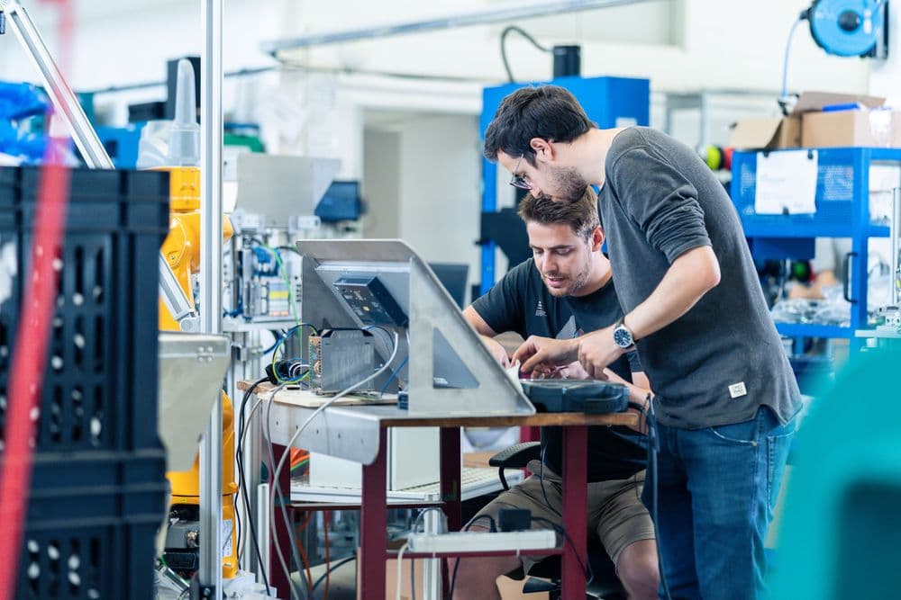 arbeitssituationen-aerne-zwei-menschen-am-computer