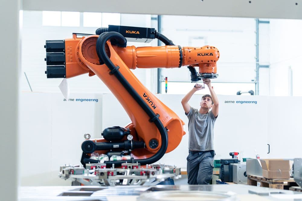 arbeitssituationen-aerne-mann-roboterarm-wartung-reparatur